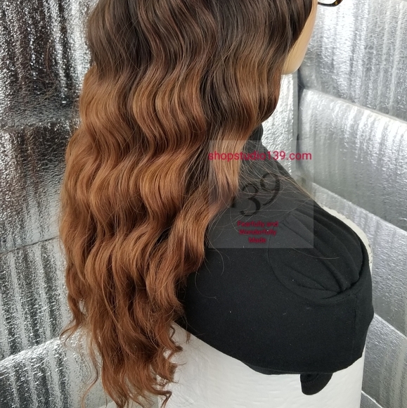 - honey blonde dipped wavy wig
